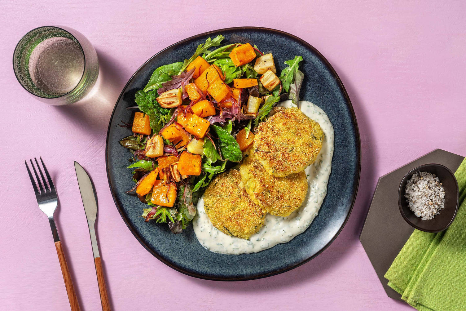 Zucchini-Polenta-Puffer mit Kürbis-Wintersalat