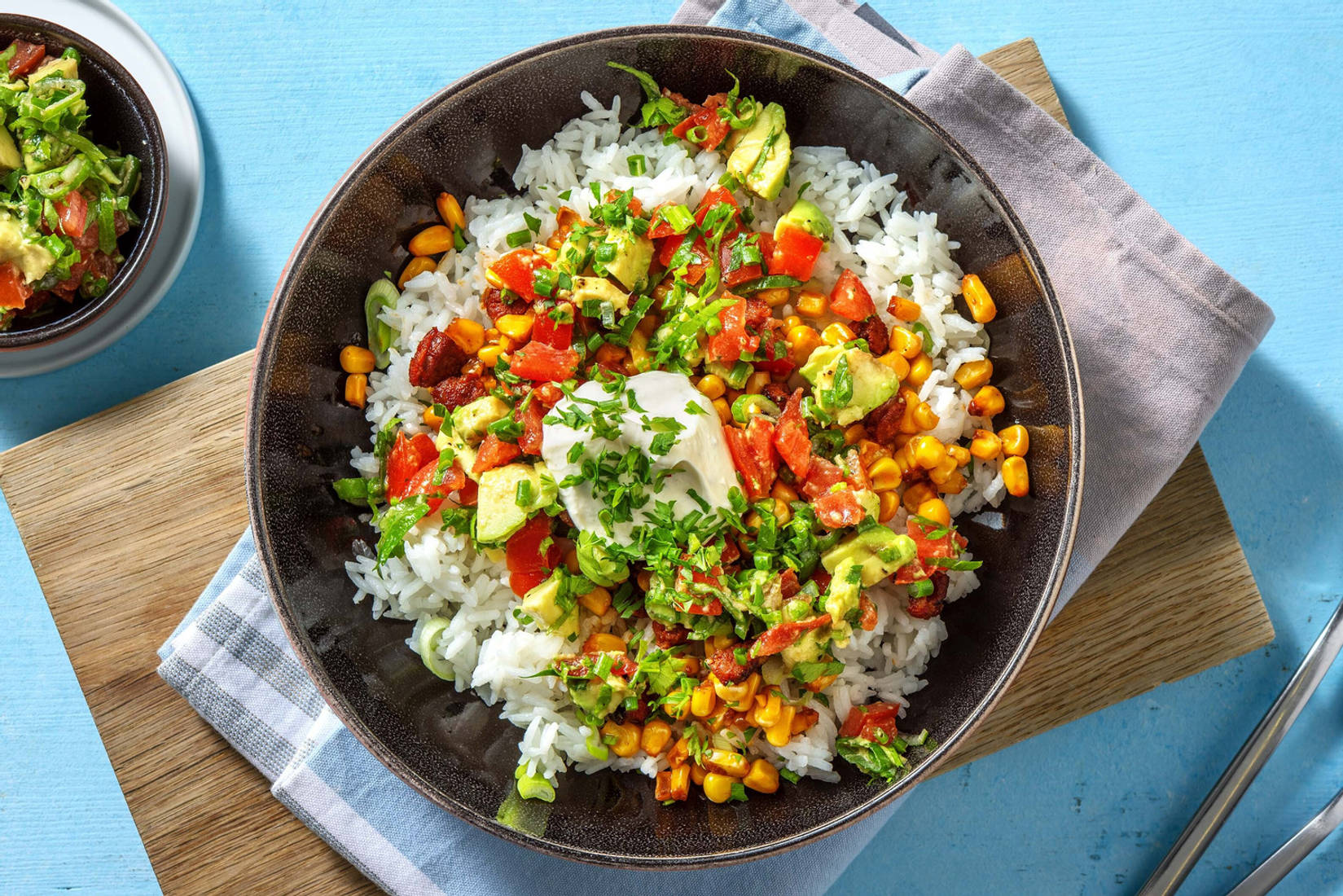 Bunte Burrito-Bowl mit Chorizo