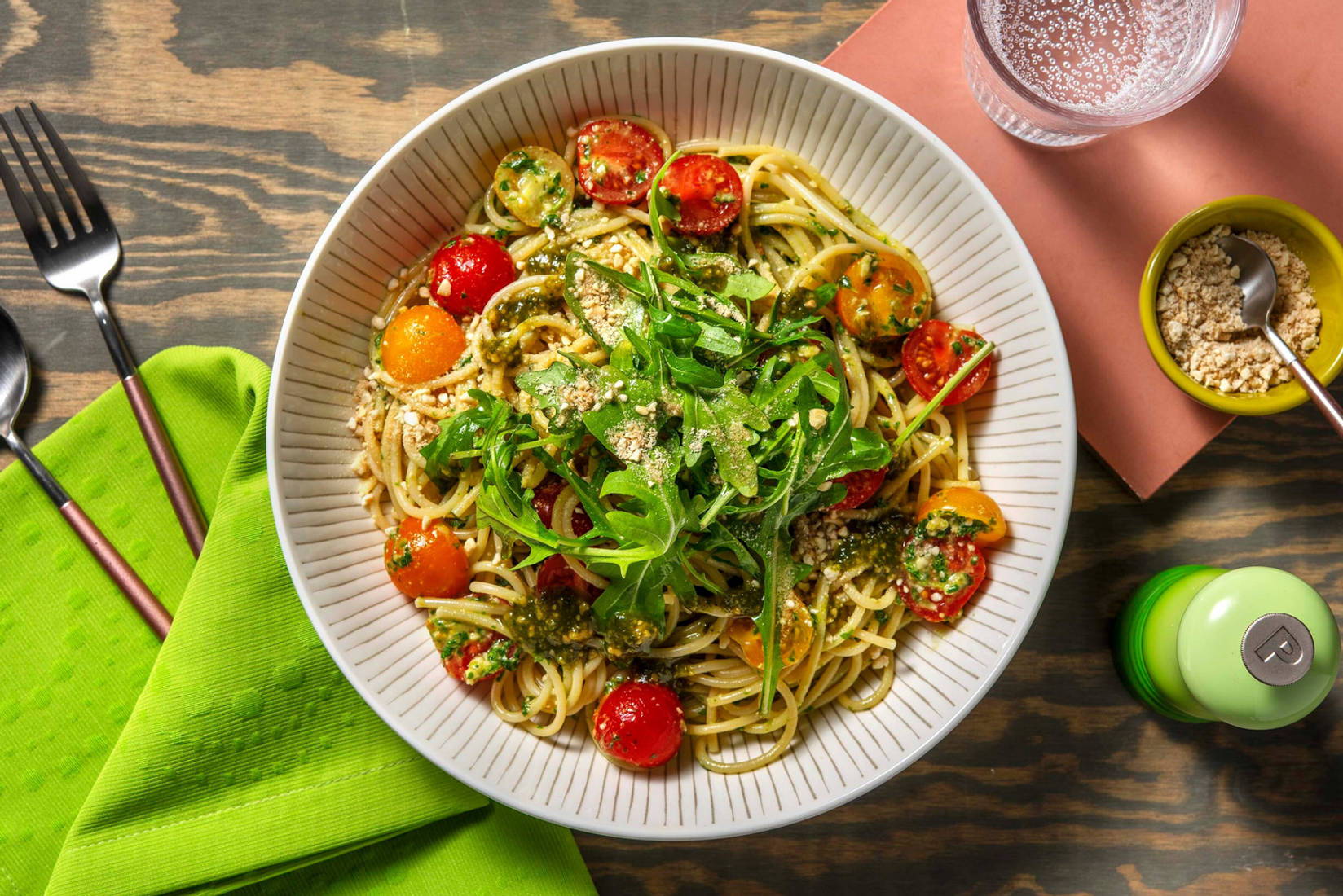 Pasta Verde mit würzigen Hefe-Cashew-Flakes