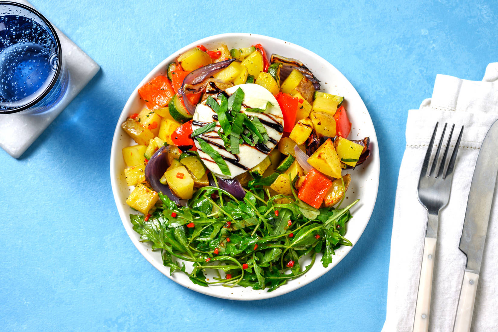 Büffelmozzarella auf Antipasti-Gemüse