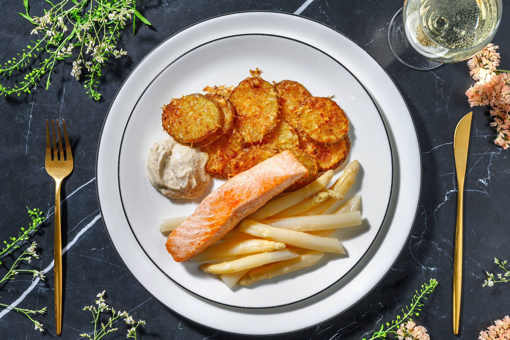 Gebratener Lachs mit weißem Spargel