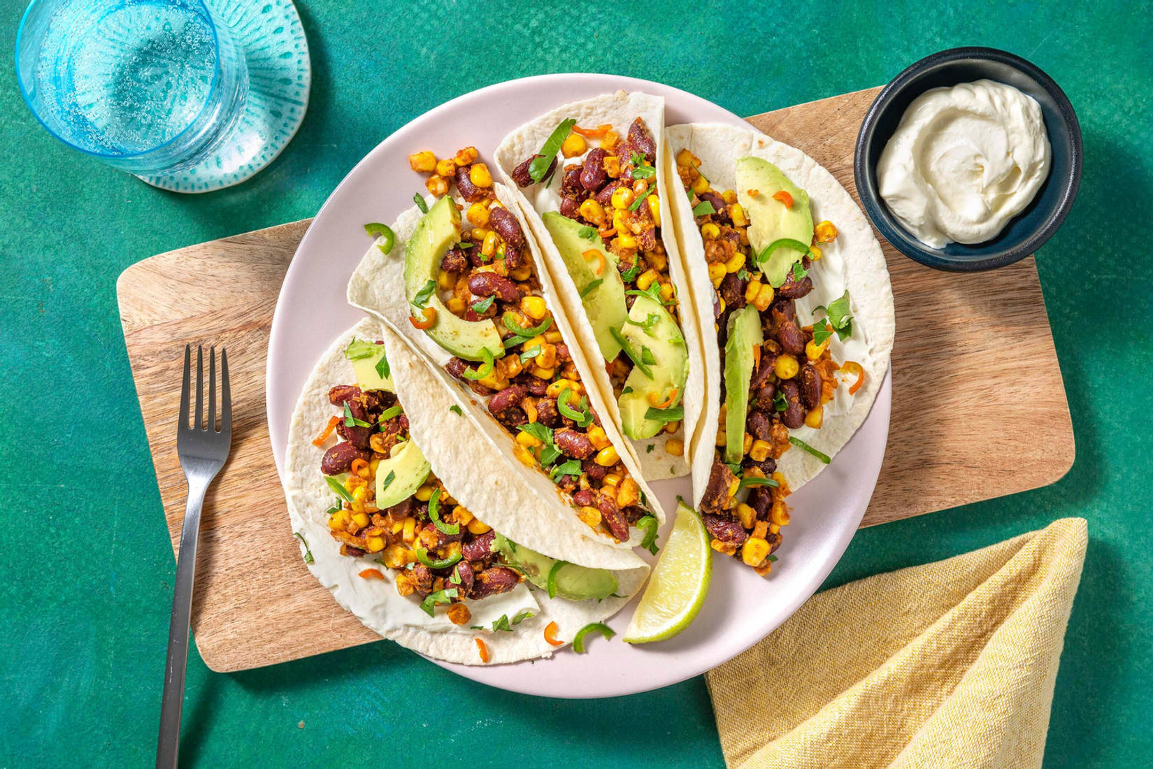 Tortillas mit Bohnen-Mais-Füllung aus dem Ofen