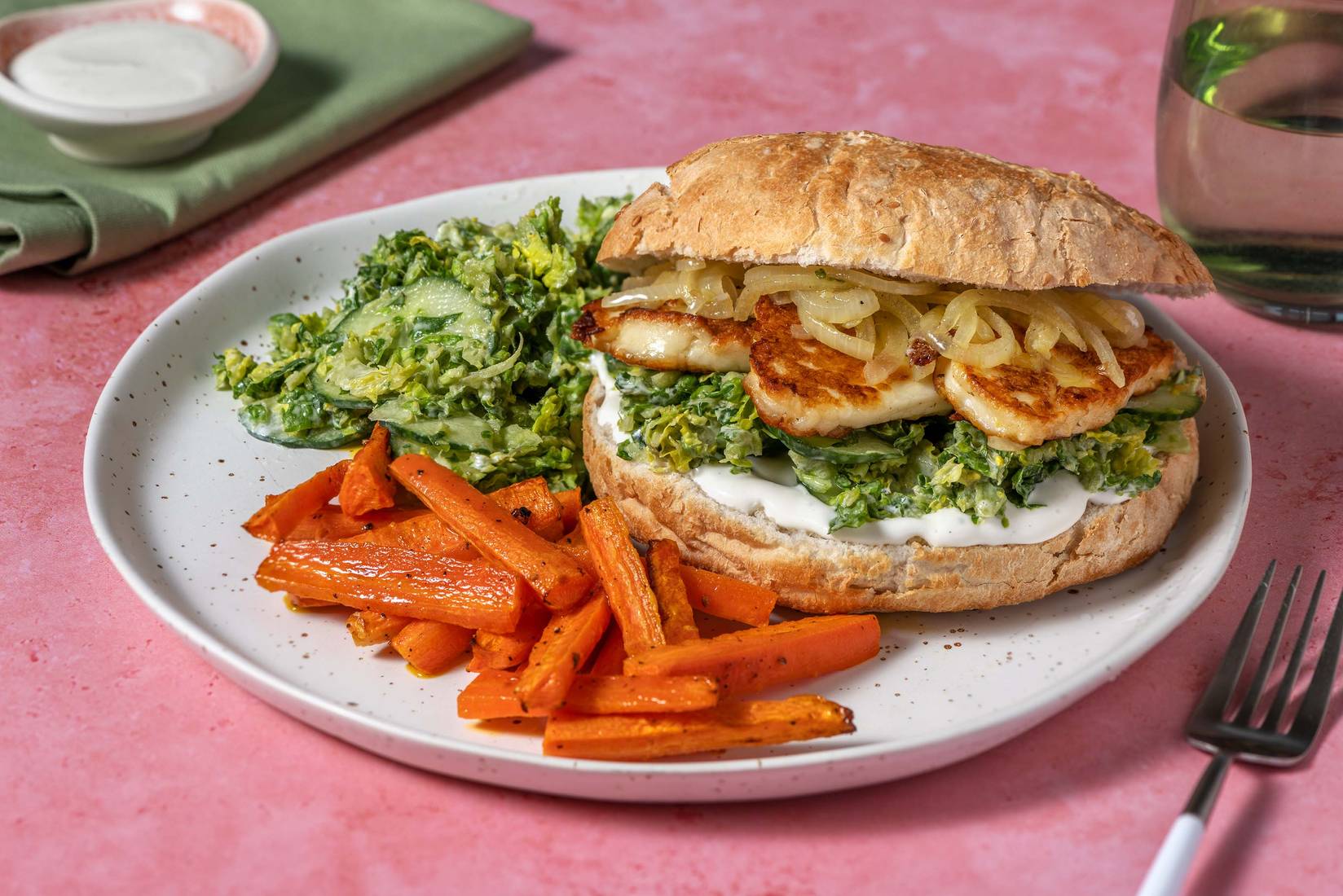 Grillkäse-Döner mit glasierten Zwiebel & Karotten