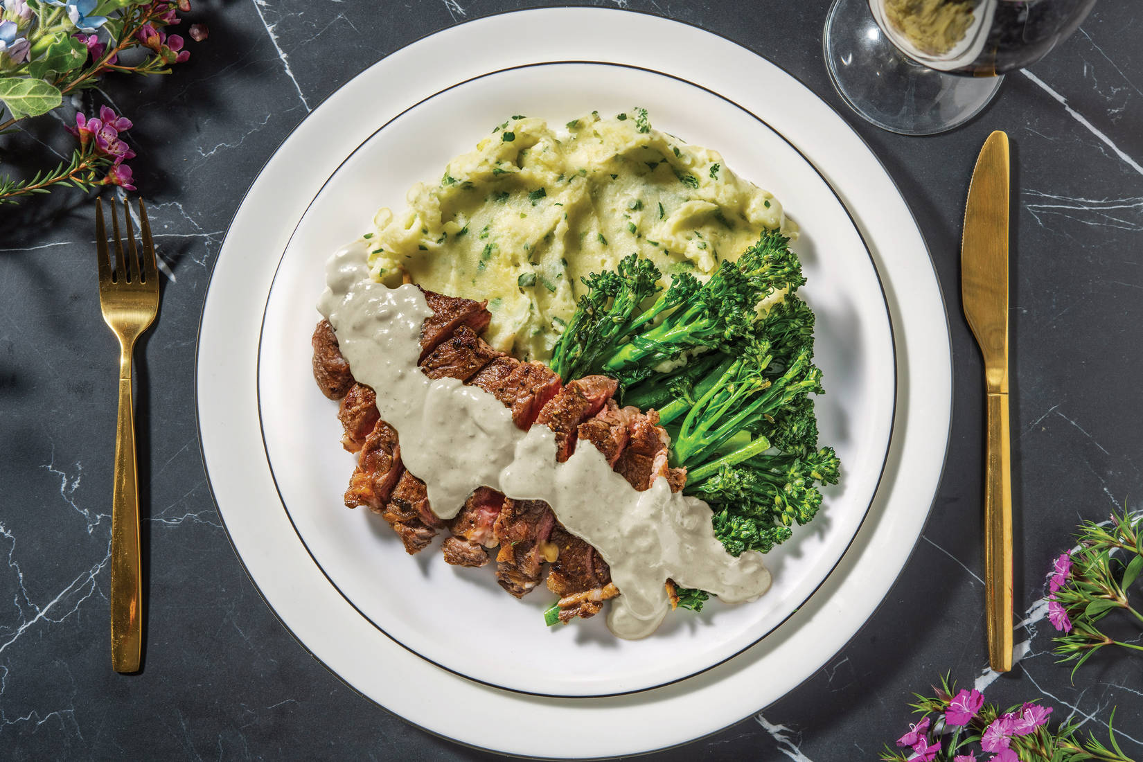 Seared Steak & Creamy Pepper Sauce