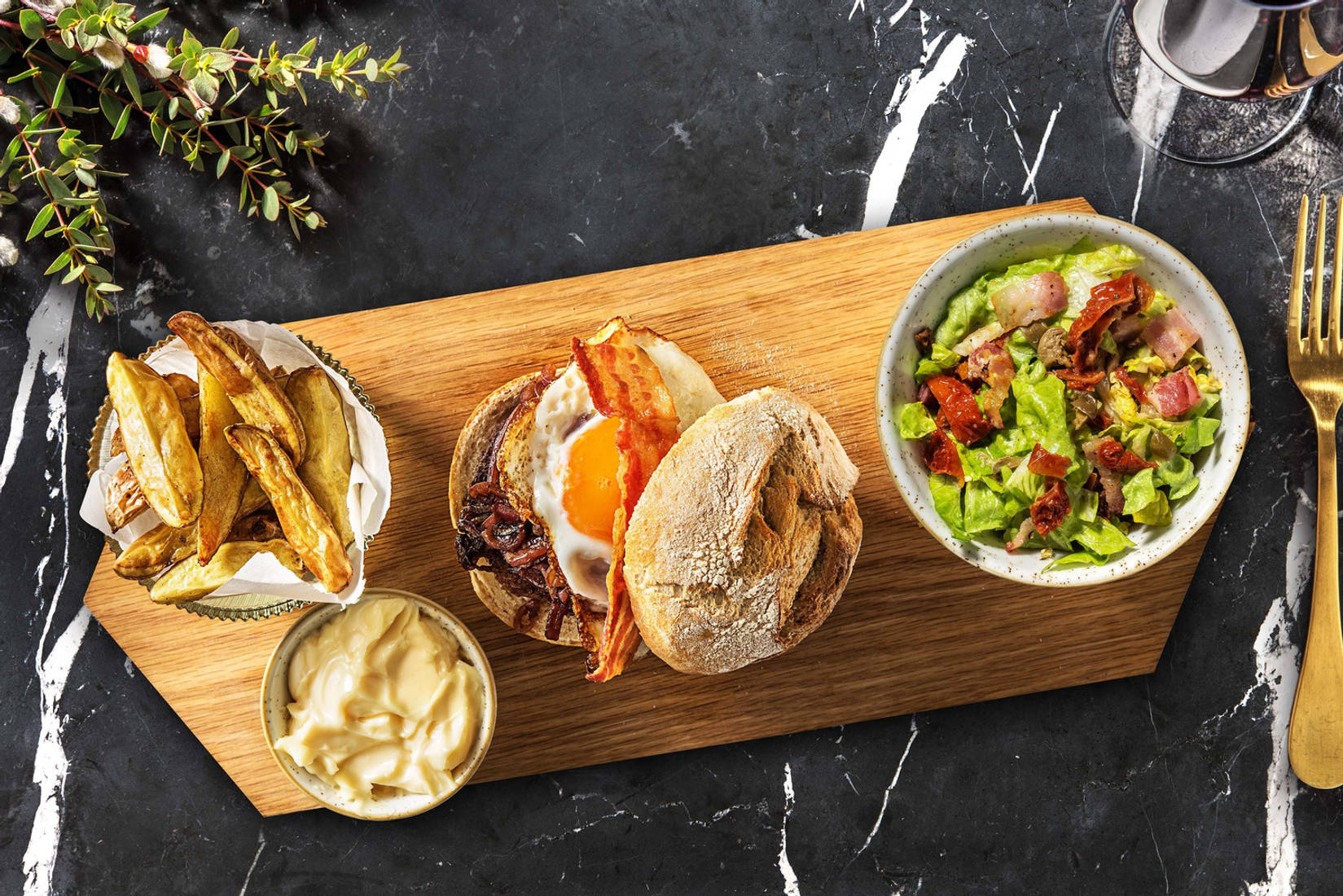 Burger de bœuf, œuf au plat & lard