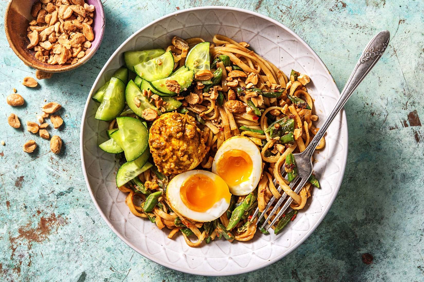 Nouilles sautées relevées et œufs marinés