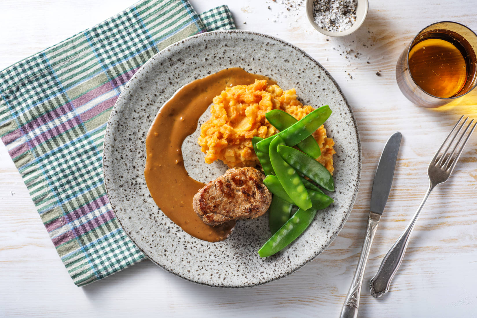 Lomo de cerdo con salsa casera de su jugo