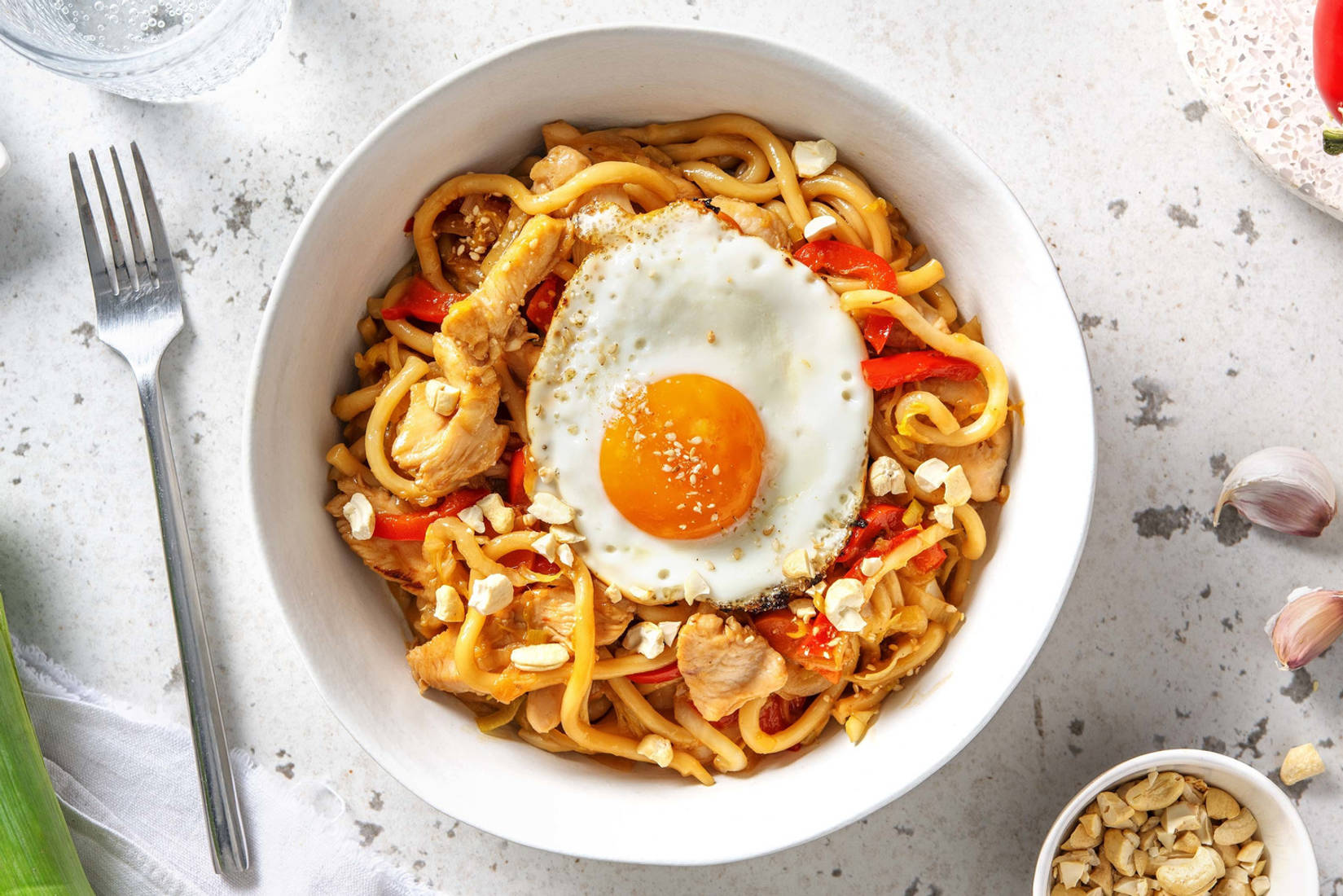 Snelle wokschotel met gekruide kipfiletreepjes