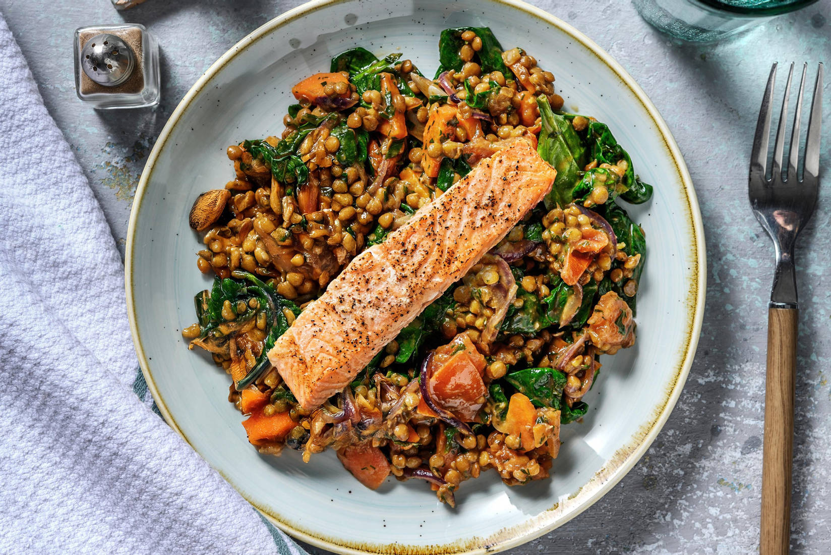 Gebratenes Lachsfilet auf Balsamico-Linsen