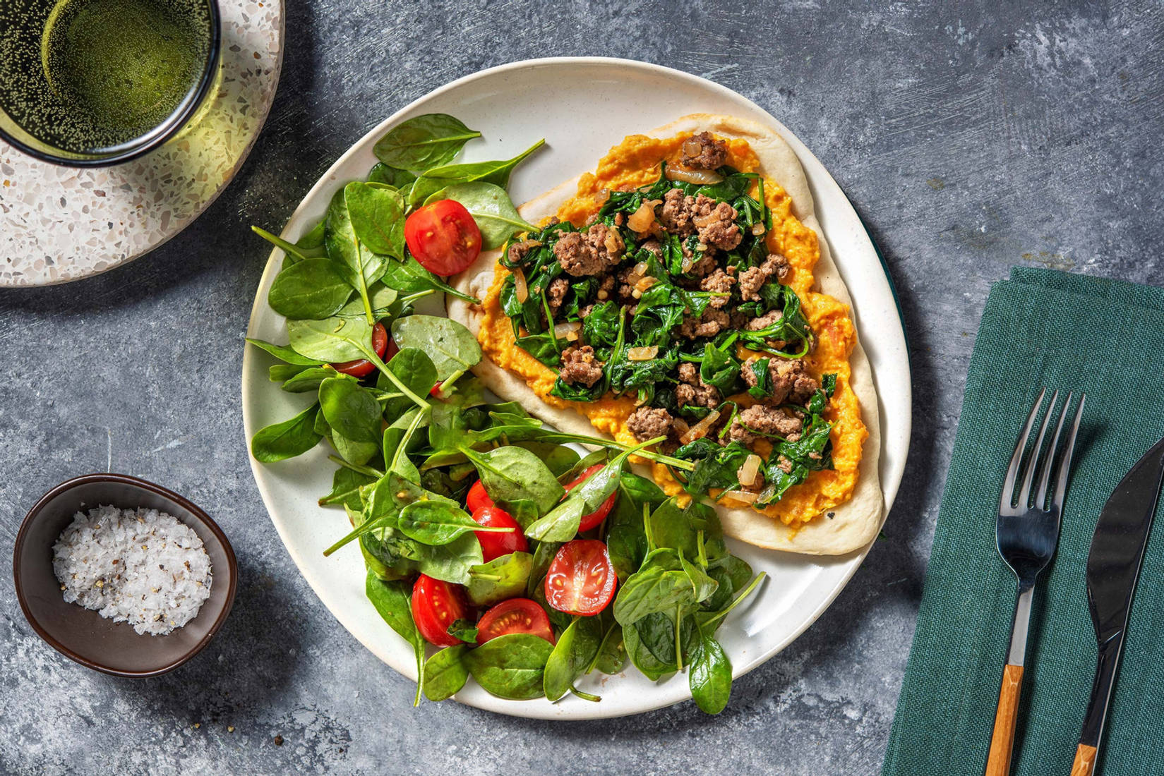 Naanpizza met yazzara, rundergehakt en spinazie