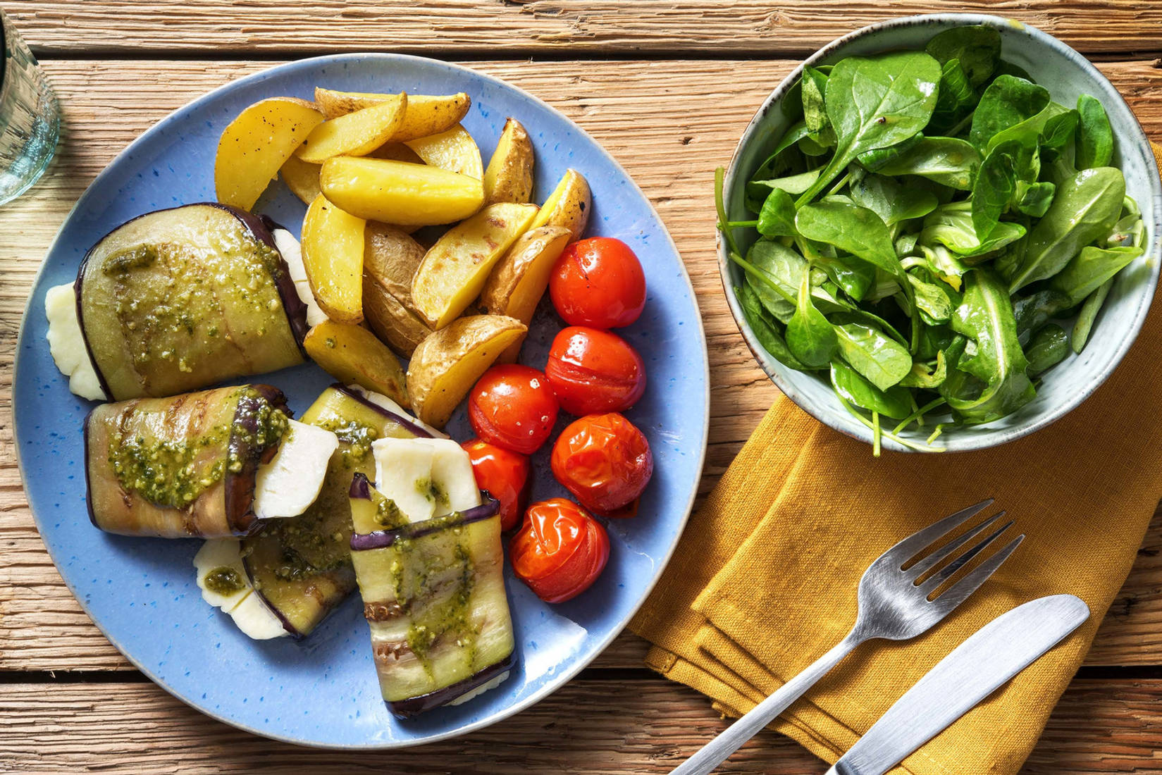 Auberginerolletjes met halloumi en basilicumcrème