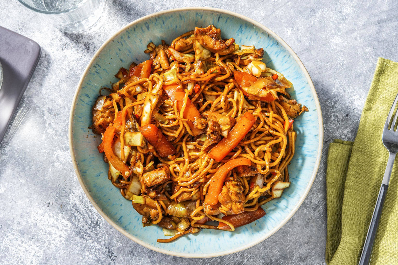 Noedels met oosters gekruide kippendij