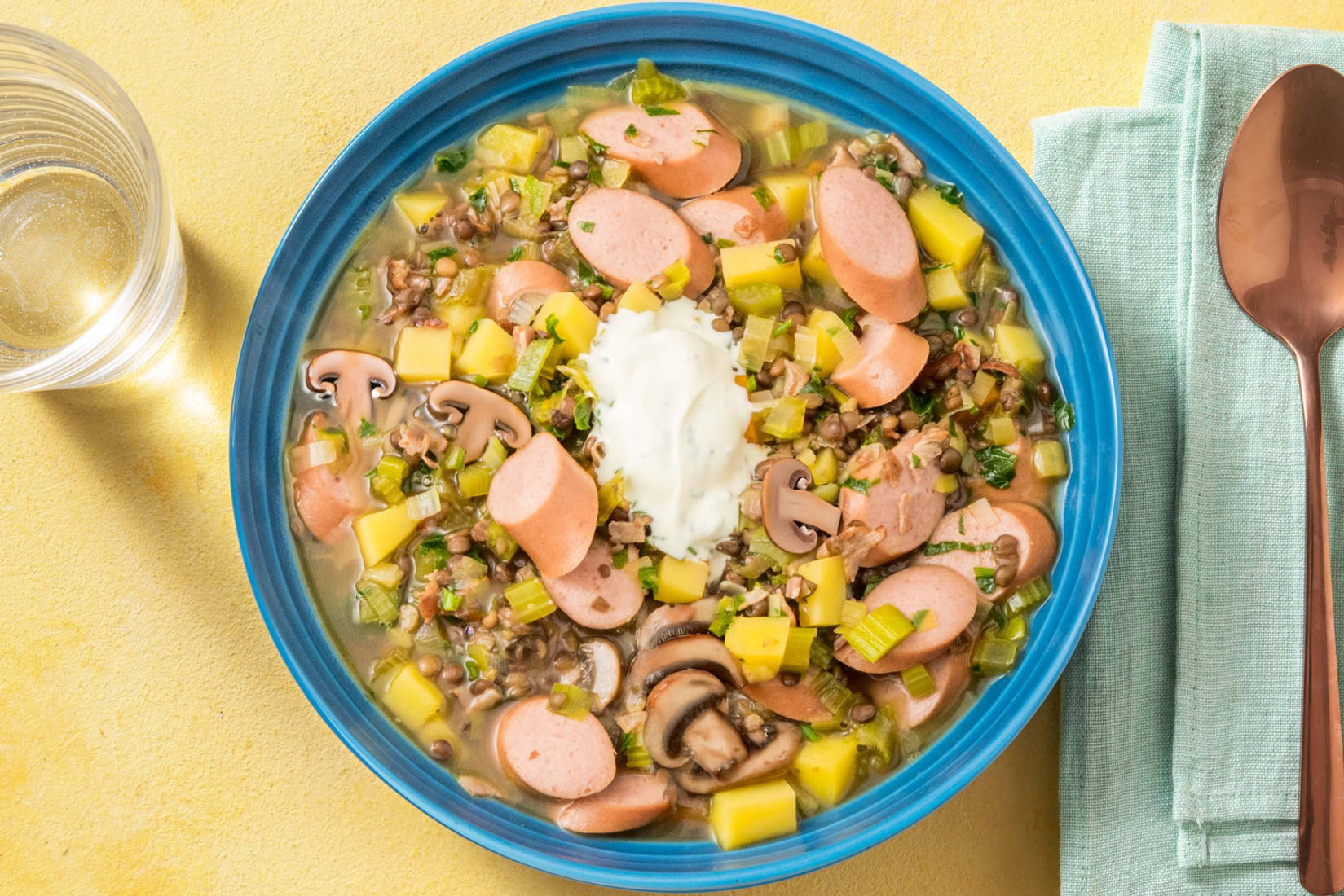 One-Pot-Wonder: Bunter Linseneintopf mit Wiener Würstchen