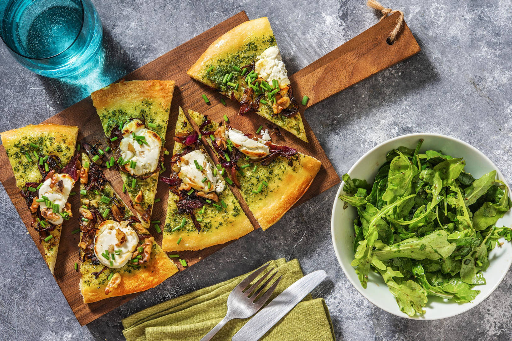 Pizza naan au chèvre & oignons confits