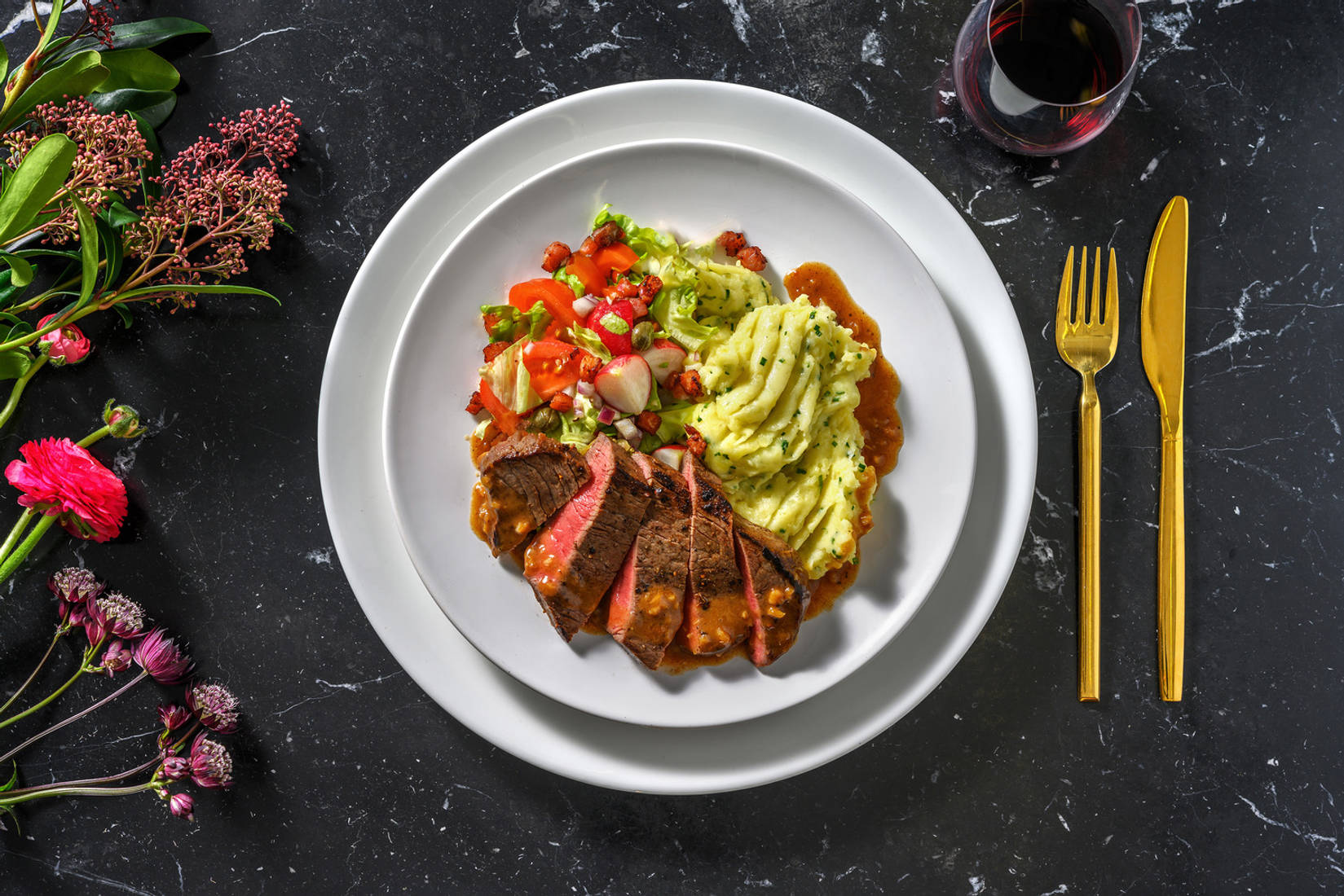 Filet mignon deluxe met aardappelpuree en knoflooksaus