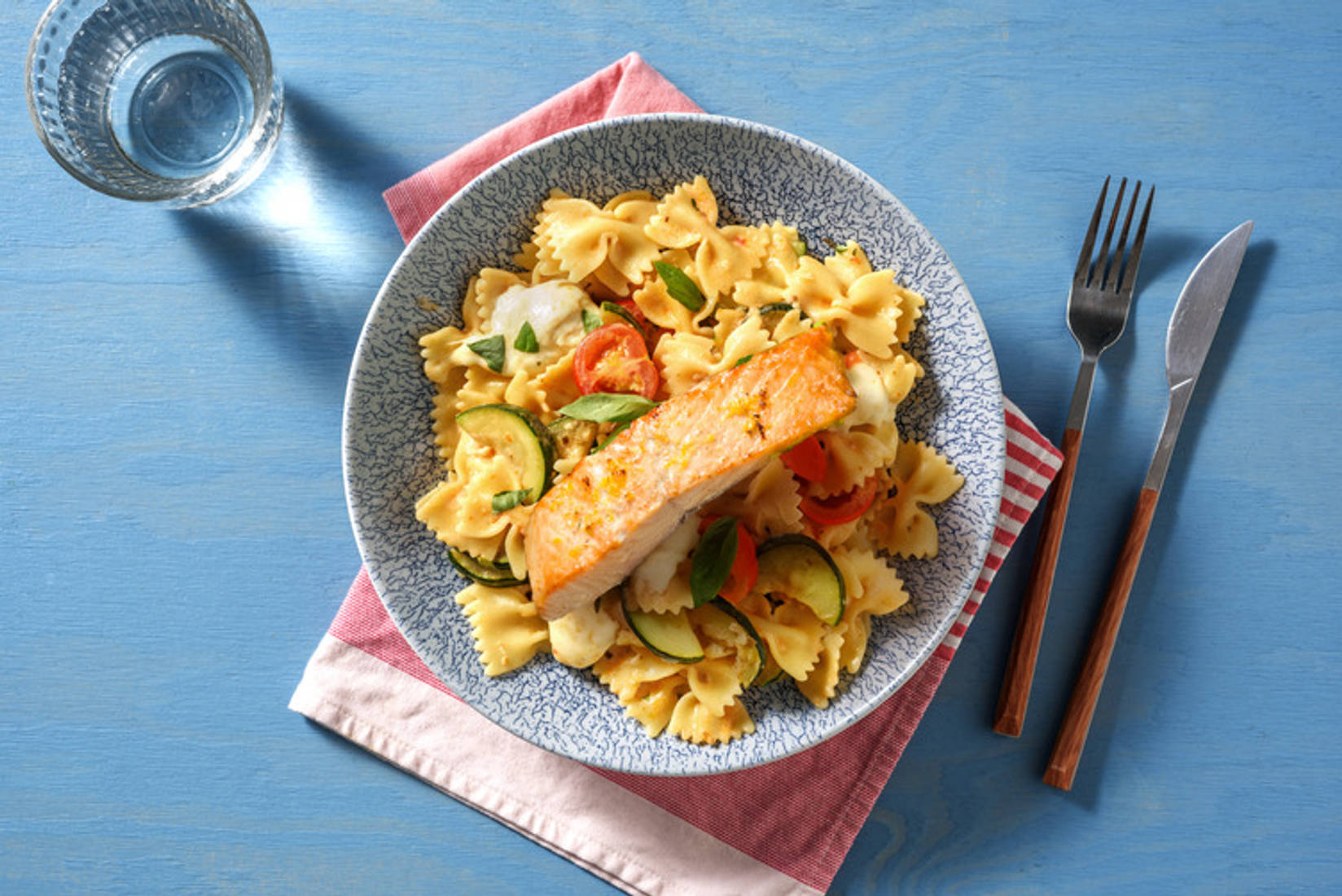 Farfalle Caprese mit Mozzarella & extra Lachsfilet