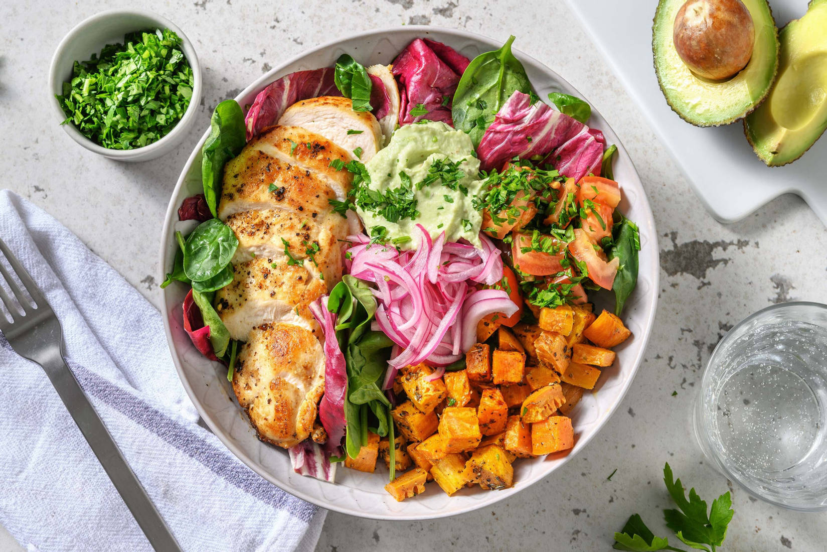 Bowl poulet, crème d'avocat & pickles d'oignon