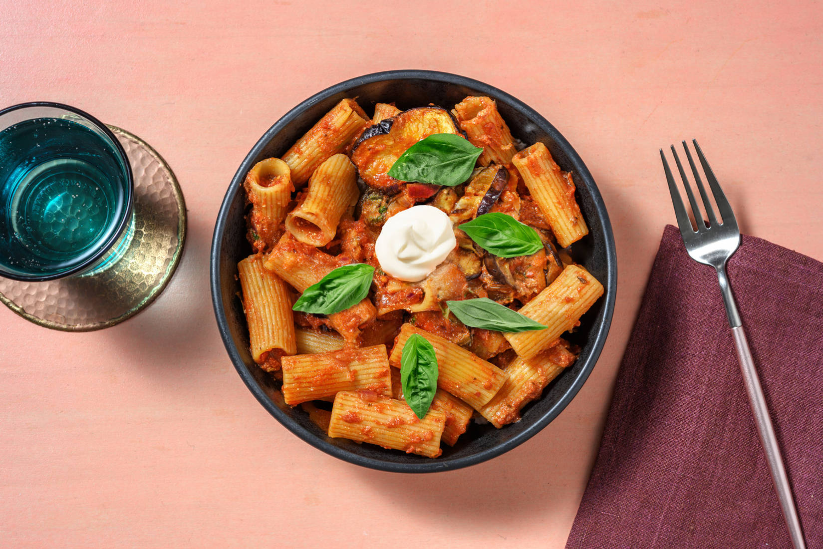 Rigatoni alla Norma, crème & chèvre râpé
