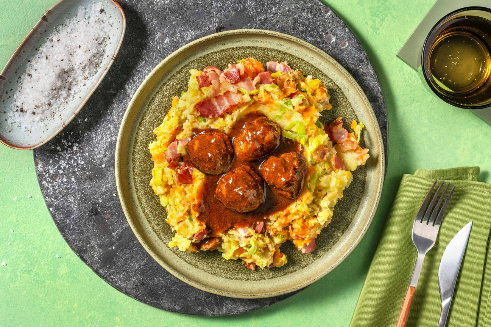 Stoemp de carotte et poireau aux lardons et boulettes de viande
