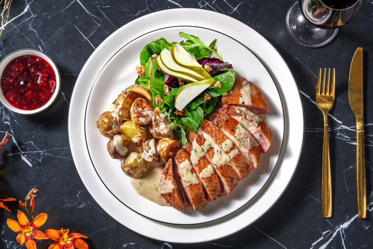 Stegt andebryst og cremet urtesauce