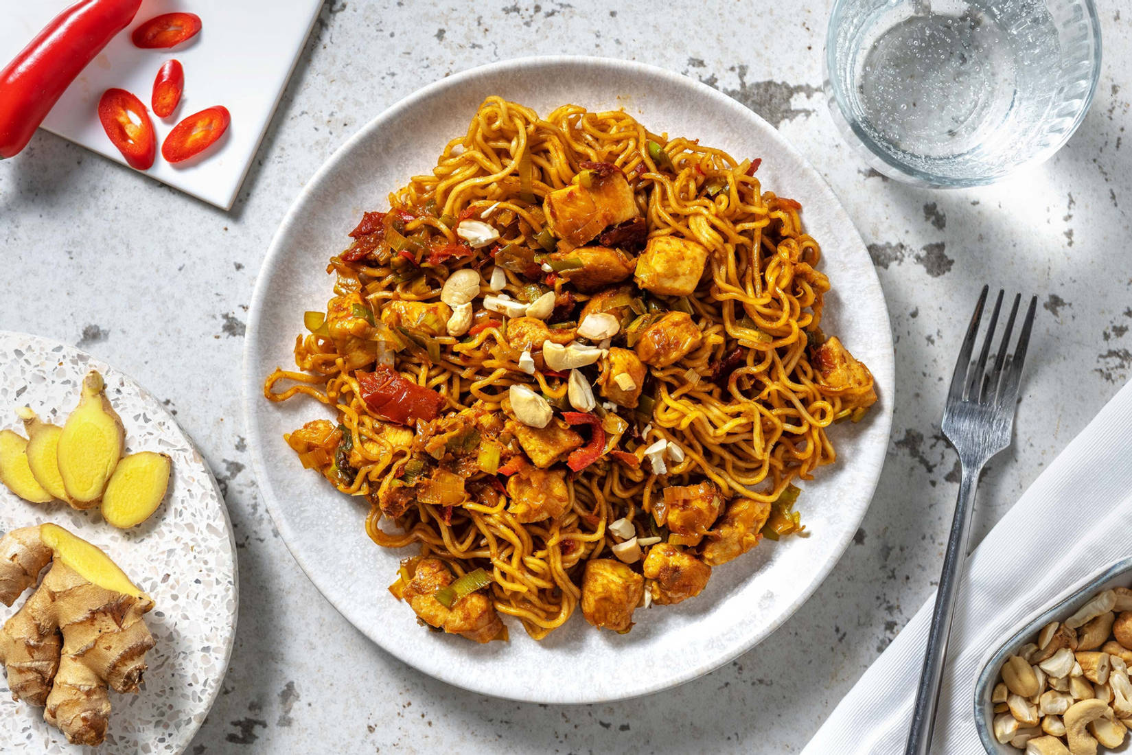 Wok épicé de nouilles au poulet & noix de cajou