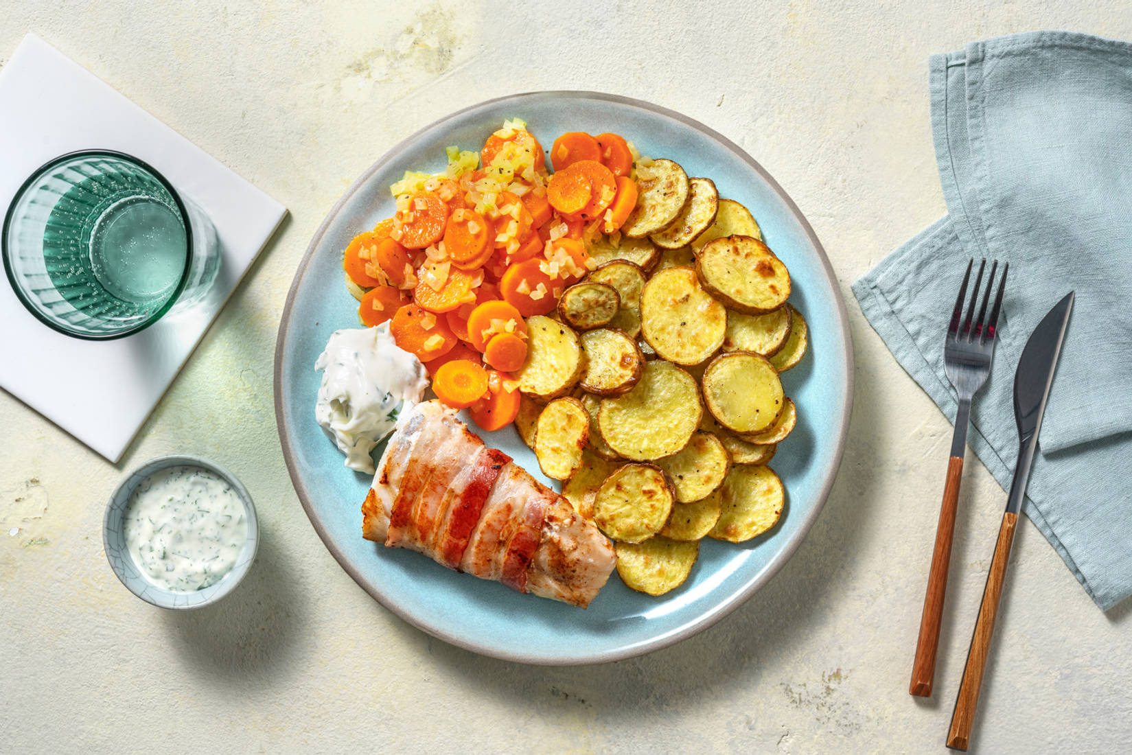 Pangasiusfilet in ontbijtspek met aardappeltjes
