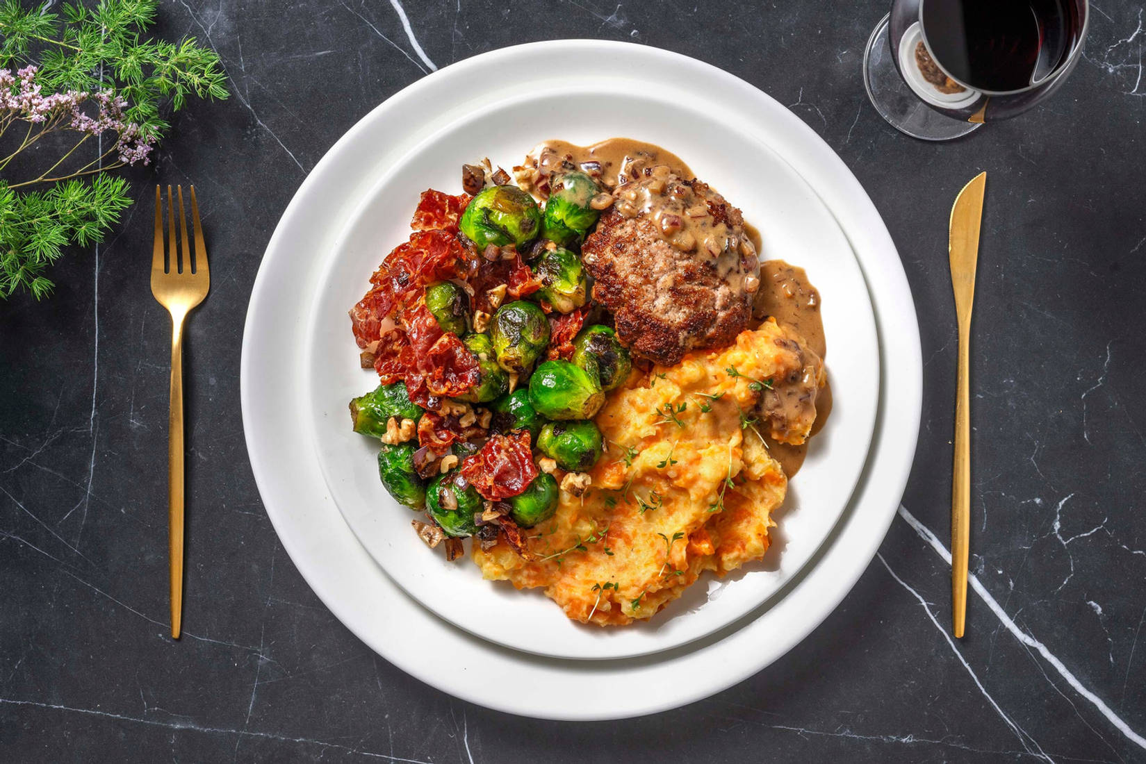 Wildzwijnburger deluxe met wortelpuree