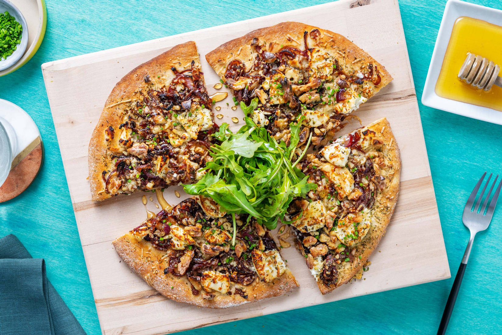 Pizza naan au chèvre & oignons confits