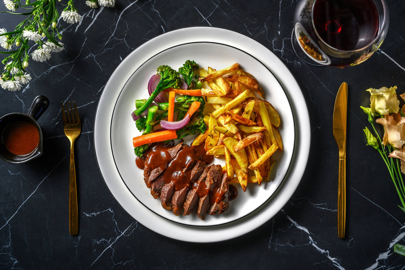 Pannstekt rumpstek och krämig pepparsås