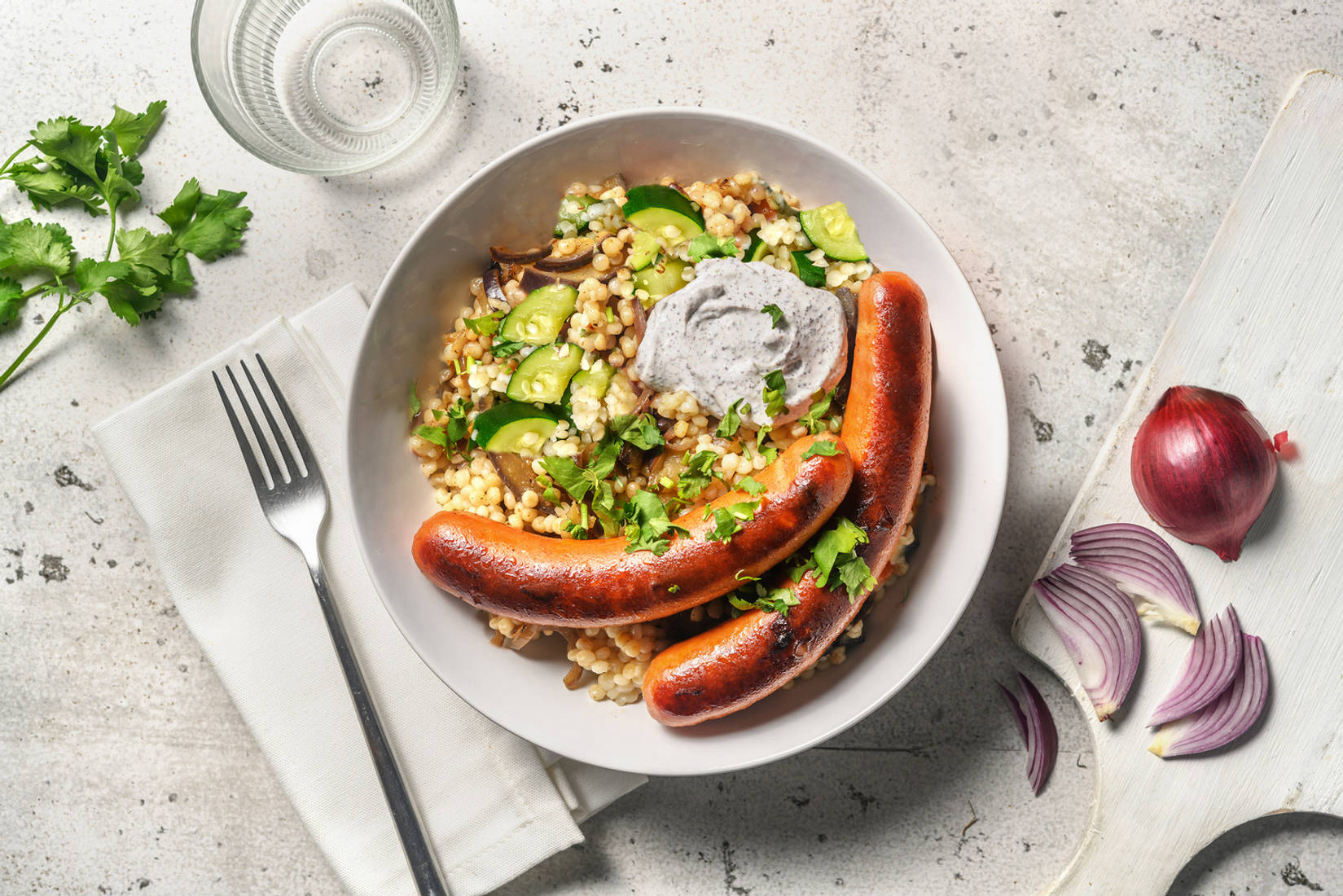 Kipworstjes met parelcouscous