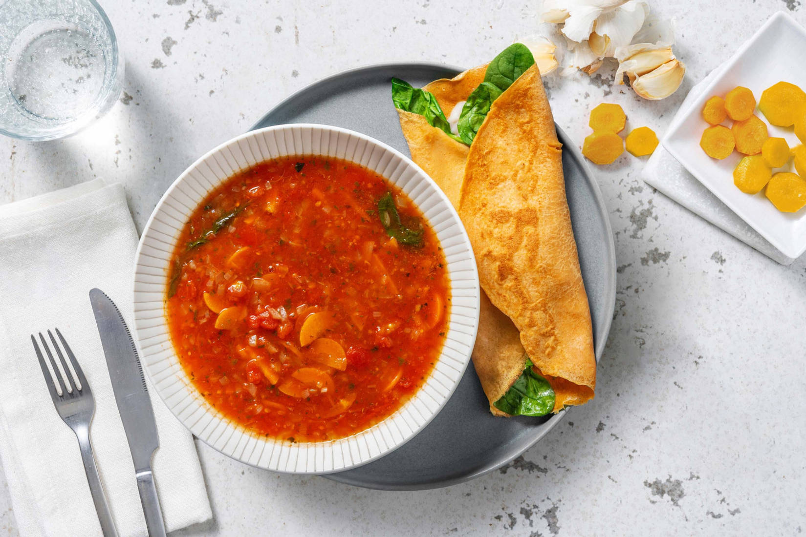 Tomaten-wortelsoep met hartige spinaziepannenkoek