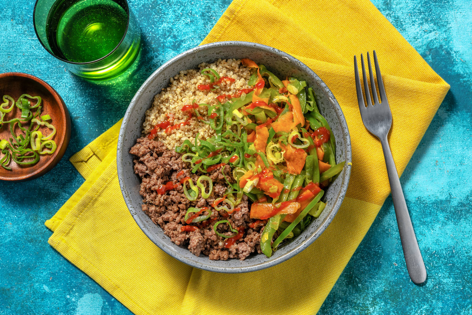 Bibimbap di pollo, peperoni e quinoa 