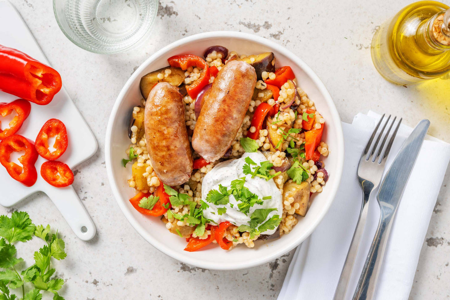 Saucisses de poulet sur couscous perlé