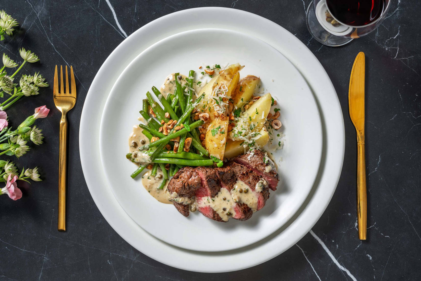 Feines Rindersteak mit grünem Pfefferrahm