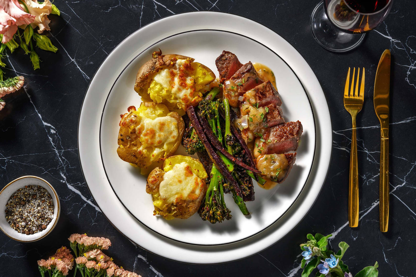 Stekt ryggbiff och rödvinssås