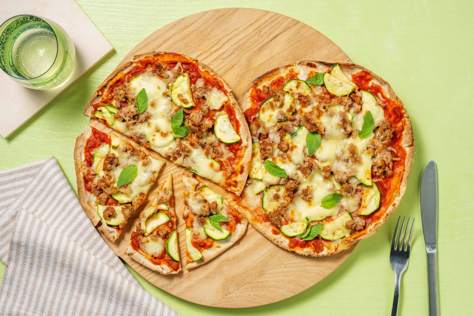Pizza bolognese met mozzarella en vers basilicum