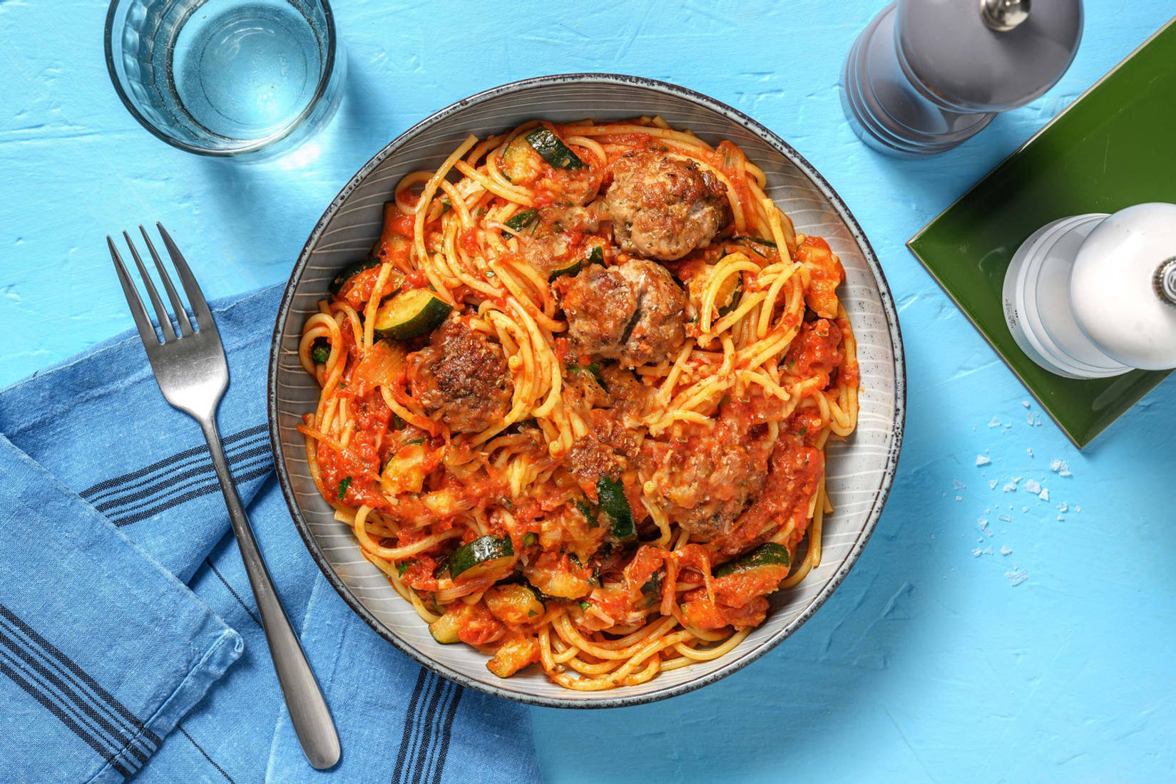 Snelle volkoren pasta met gehaktballetjes