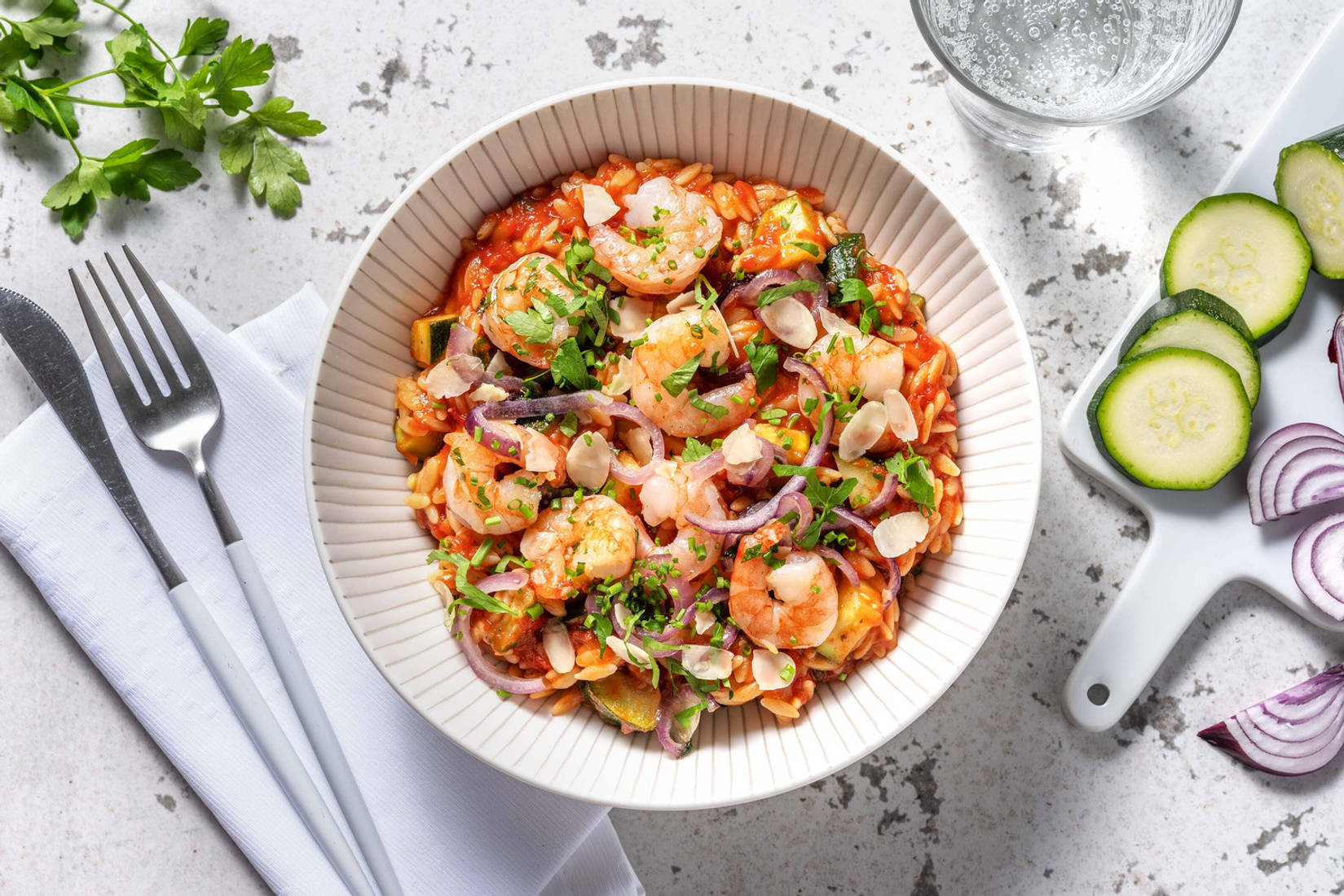 Orzo aux crevettes à l'ail et courgette