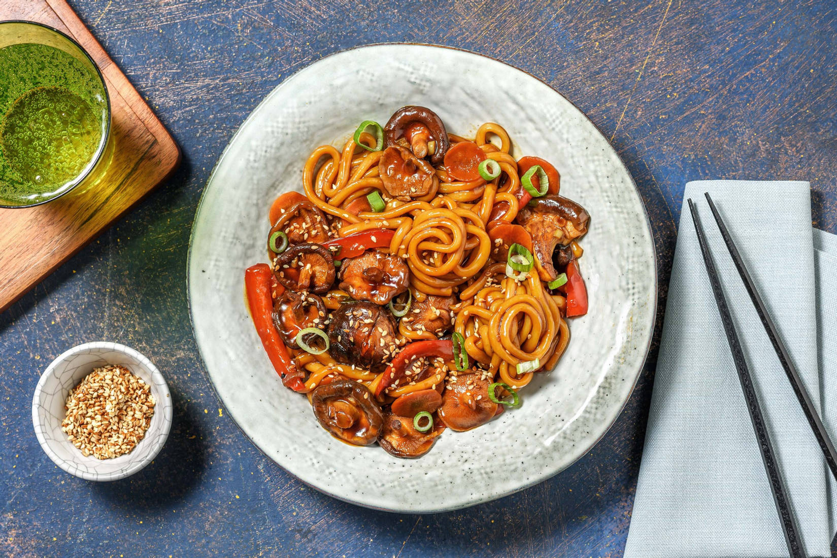Yaki udon ai funghi shiitake, salsiccia e peperoni