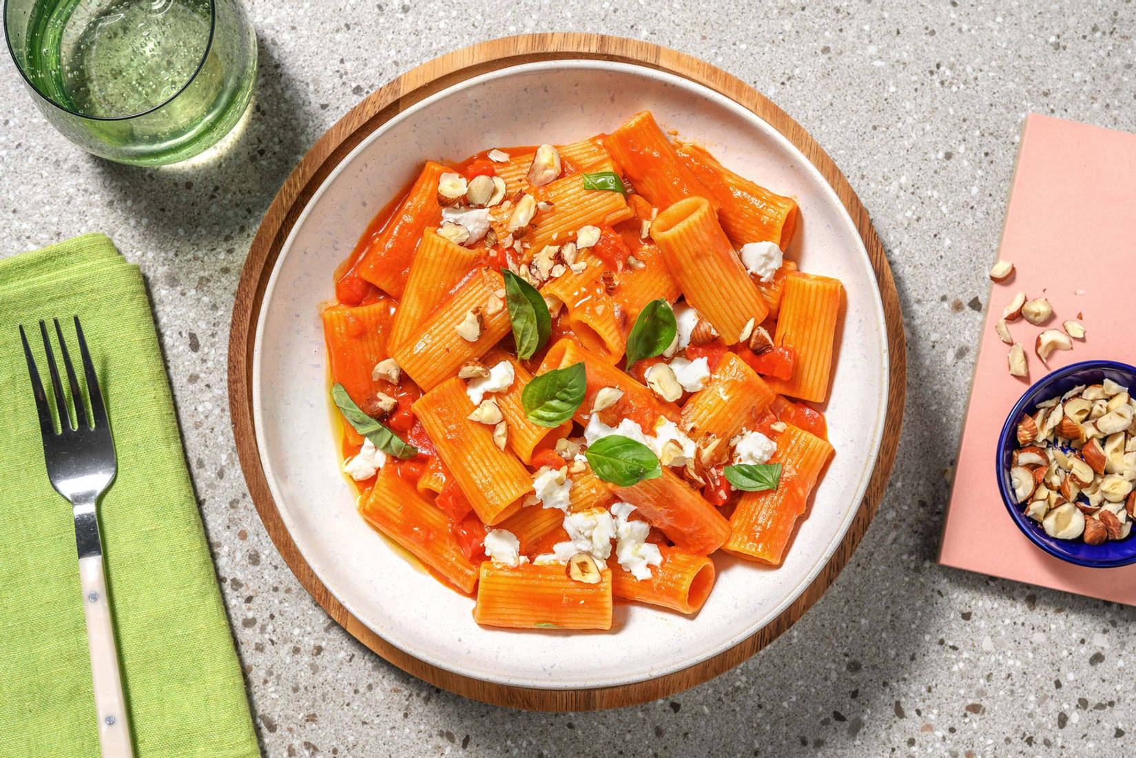 Rigatoni sauce tomate, chèvre & basilic