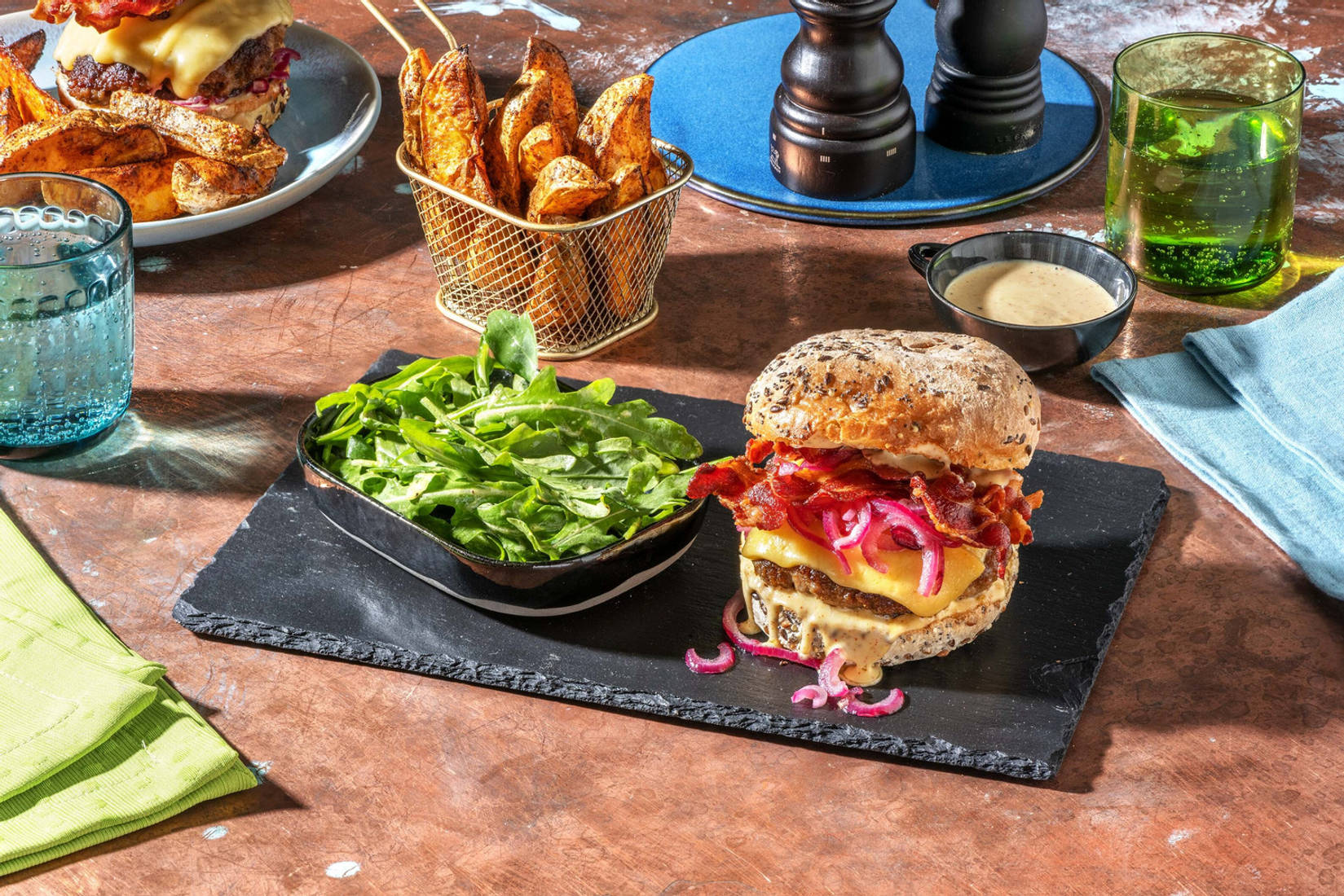 Burger de bœuf, oignons confits, lard & comté