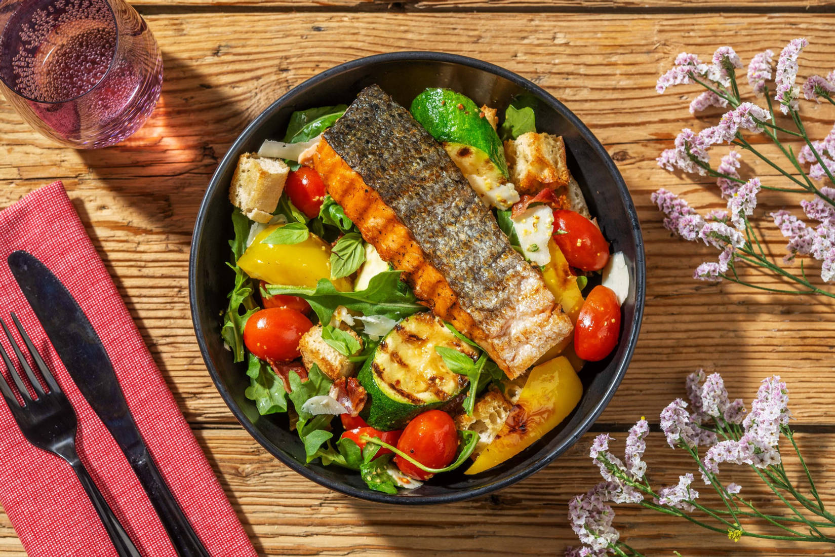 Stegt laks og honning-sennepsdressing