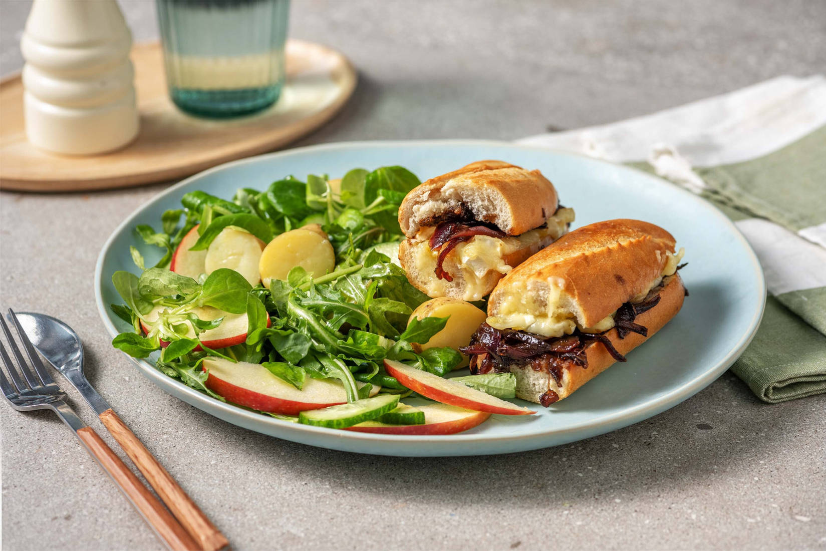 Petit pain au brie et oignons caramélisés