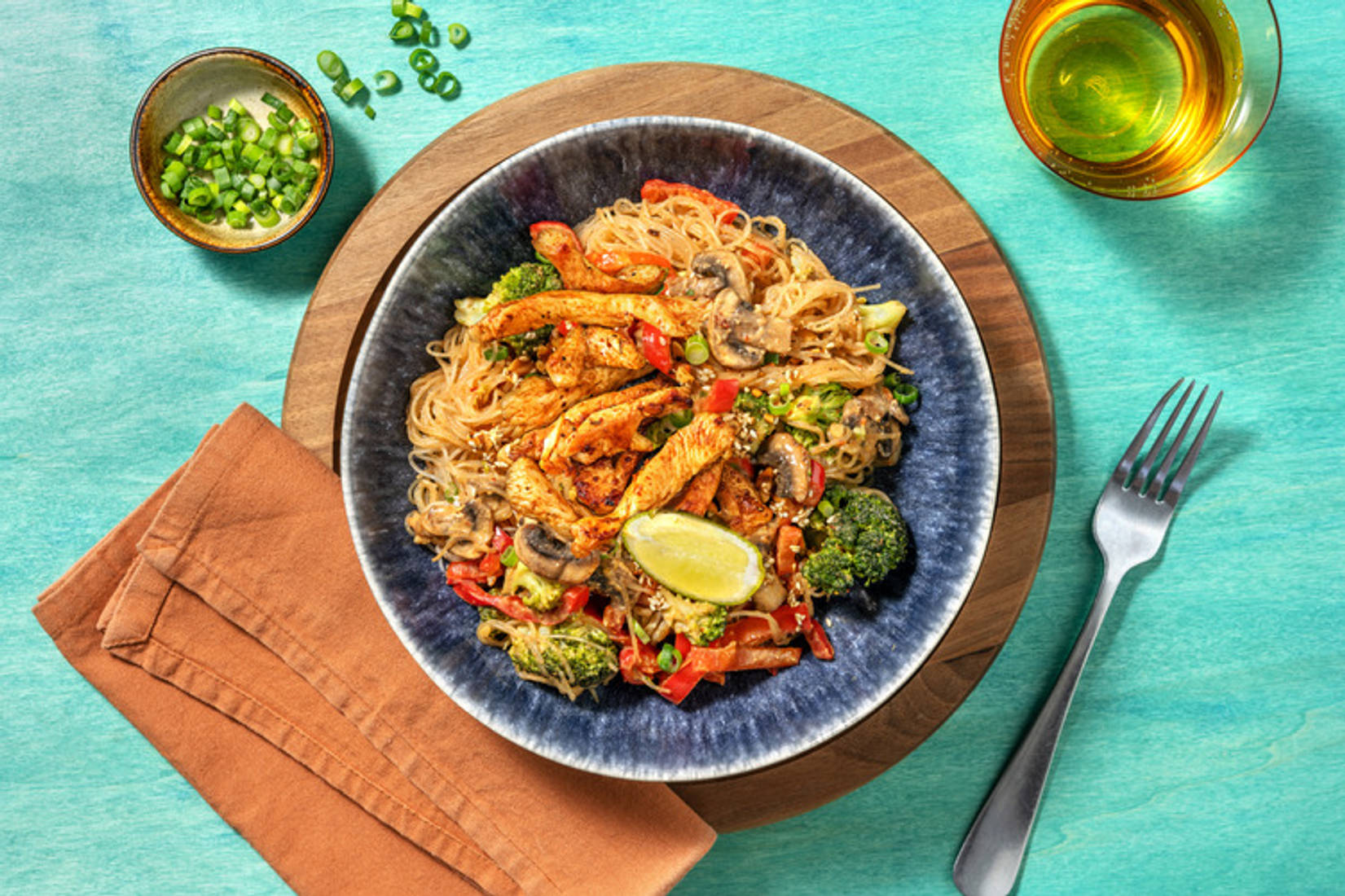 Glasnudeln in Miso-Erdnuss-Soße mit extra Hähnchen