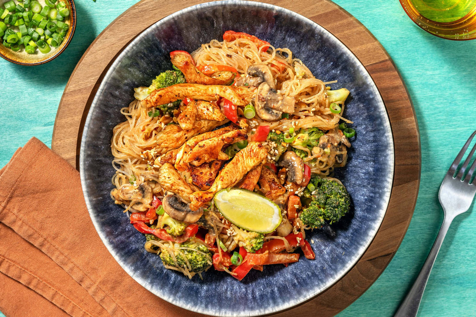 Glasnudeln in Miso-Erdnuss-Soße mit extra Hähnchen