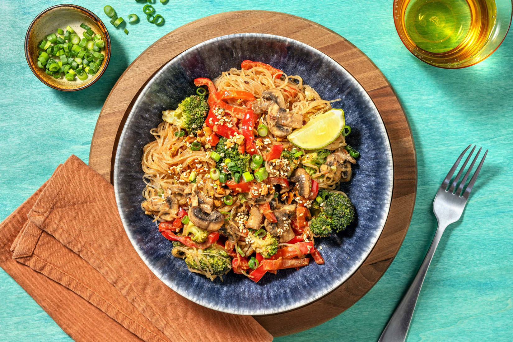 Glasnudeln in Miso-Erdnuss-Soße mit Zucchini