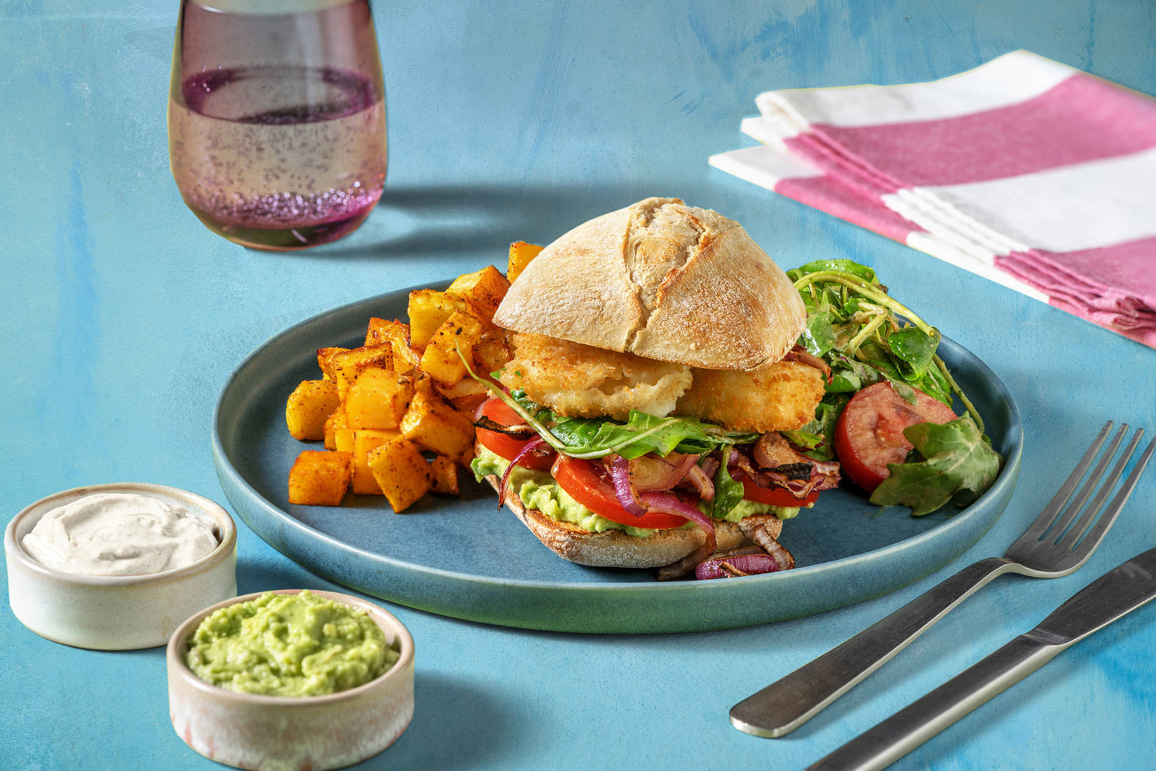 Knapperige mozzarellaburger met avocadodip