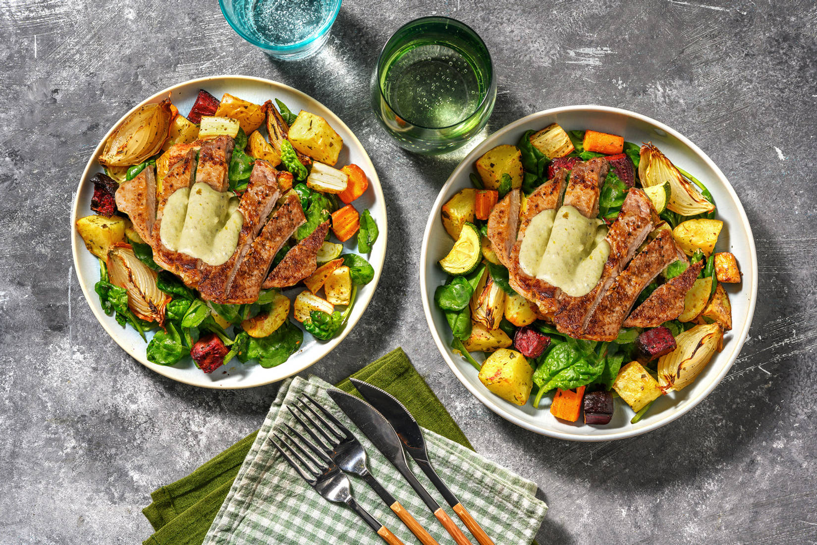 Brynt fläskkotlett och rostade rotfukter