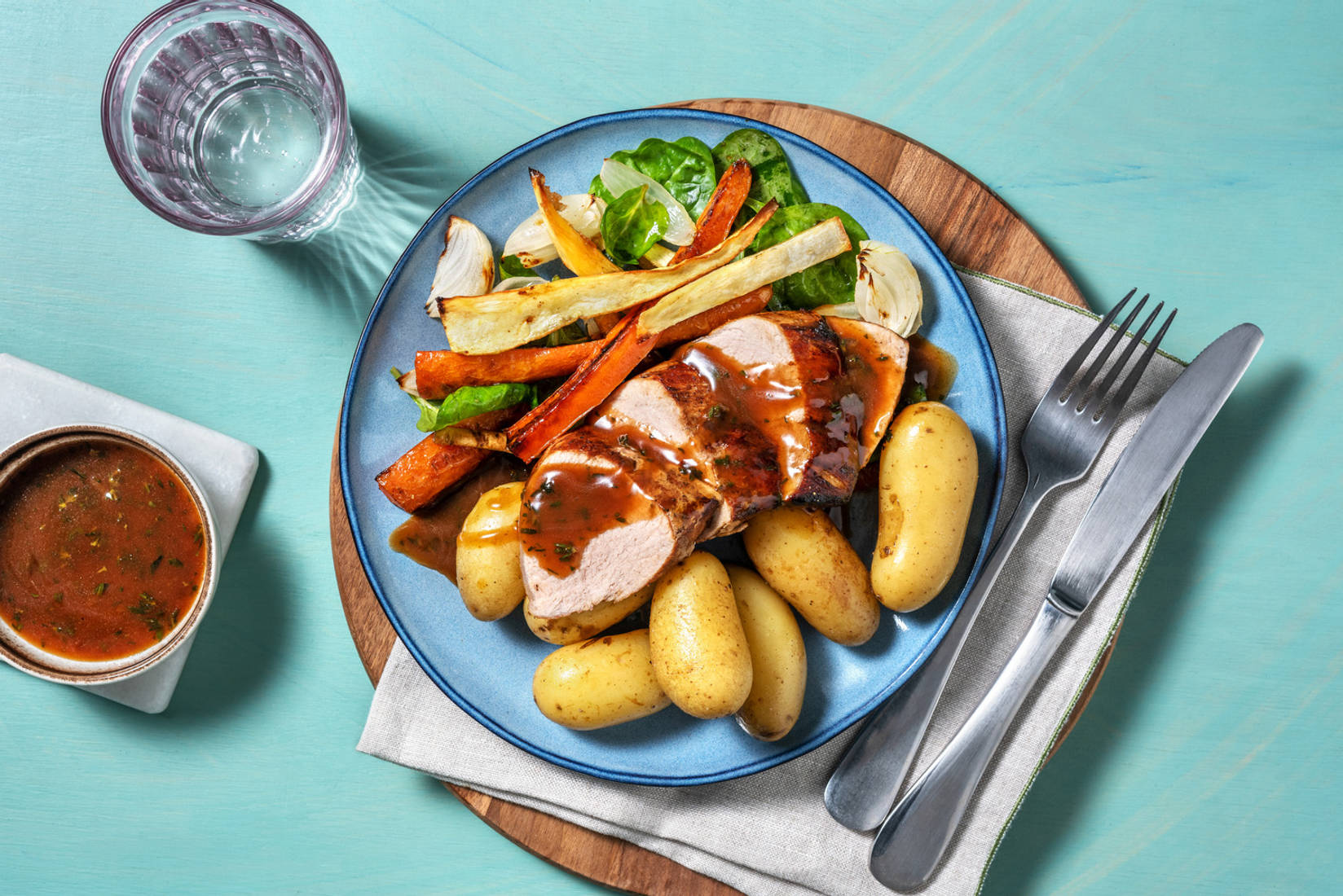 Ovnsbakt svinefilet og rødvinssaus