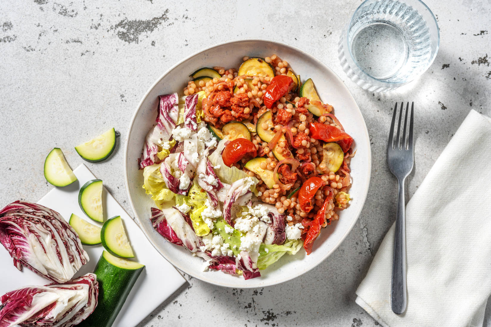 Parelcouscous met harissa, chorizo en witte kaas